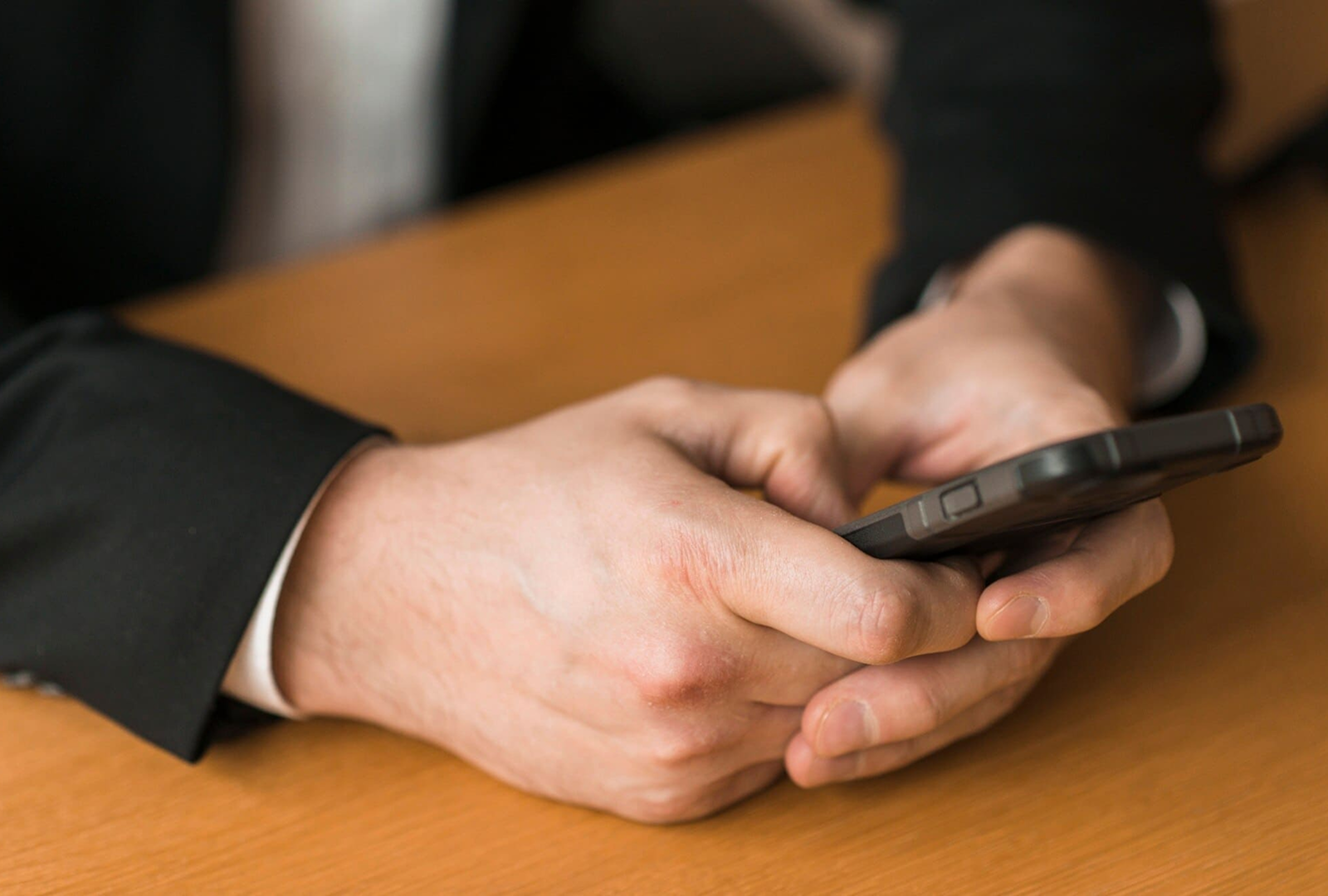 Телефон на совещаниях: забудьте про соцсети